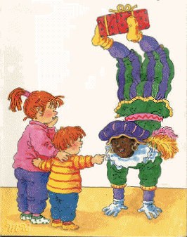 Zwarte Piet doet een handstand met een pakje terwijl twee kinderen toekijken