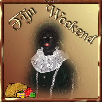 Zwarte Piet wenst iedereen een fijn weekend terwijl hij op een brommer voorbij rijdt en met pepernoten strooit